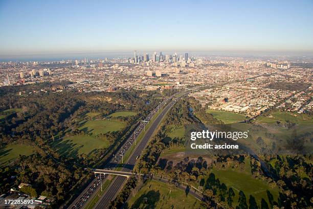 melbourne city skyline and eastern freeway - melbourne aerial view stockfoto's en -beelden