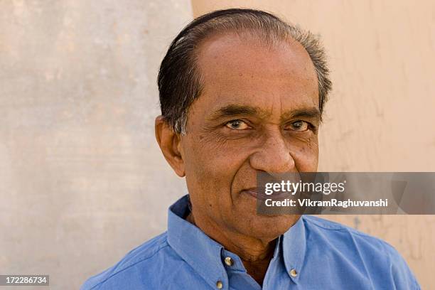 un allegro indiano maschio pensionato anziano uomo orizzontale - cultura del bangladesh foto e immagini stock