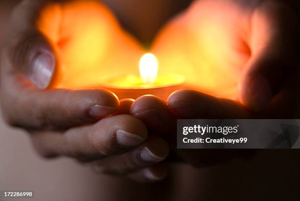 hope illumine - candle photos et images de collection