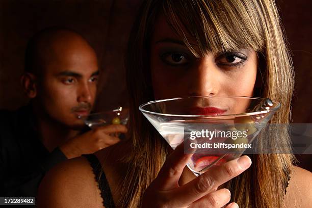 stimmungsvoller martinis - couple dark background stock-fotos und bilder