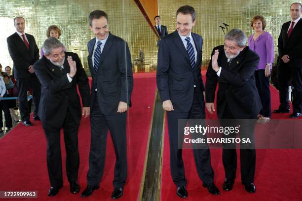 Spanish Prime Minister Jose Luis Zapatero and Brazilian President Luiz Inacio Lula da Silva joke in a mirror before having breakfast at Alvorada...