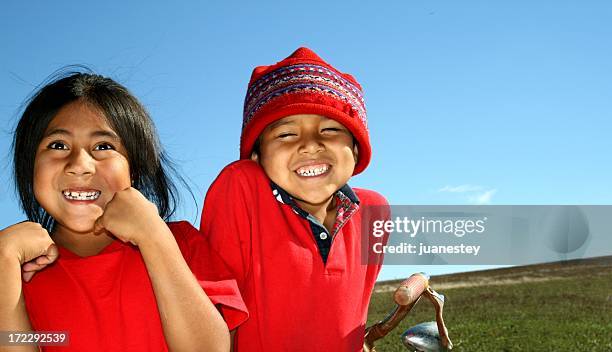 rojo feliz littles latina - cultura indigena fotografías e imágenes de stock