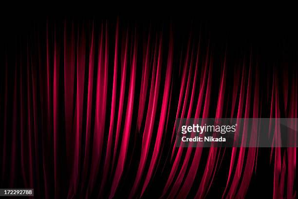 rojo cortina de escenario - broadway fotografías e imágenes de stock