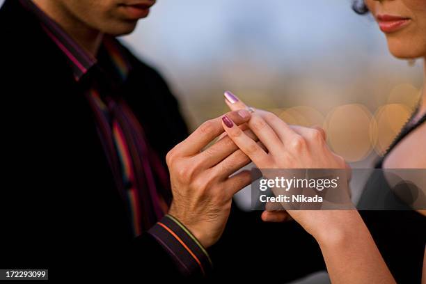 marriage proposal - couple au lit stockfoto's en -beelden