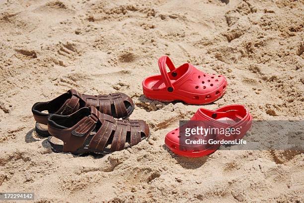 sandles 夏季にはサンド - crocodile ストックフォトと画像