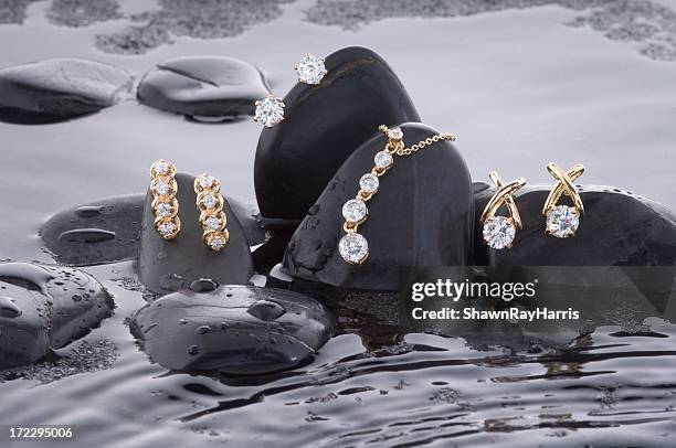 eine splash mit gold und diamanten - jewelry stock-fotos und bilder