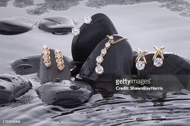 making a splash with gold and diamonds - gold necklace bildbanksfoton och bilder