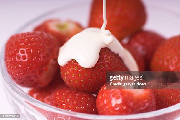 strawberries and cream - strawberries and cream stock pictures, royalty-free photos & images