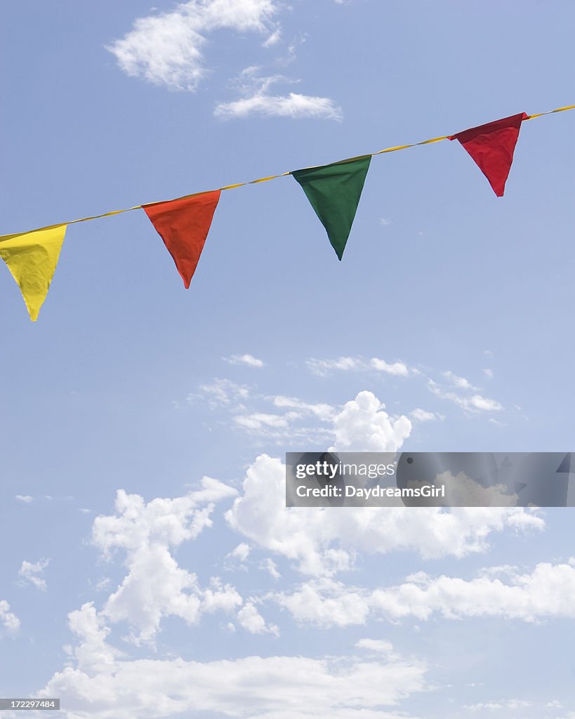 Bunte festliche Flags und blauer Himmel mit weißen Wolken