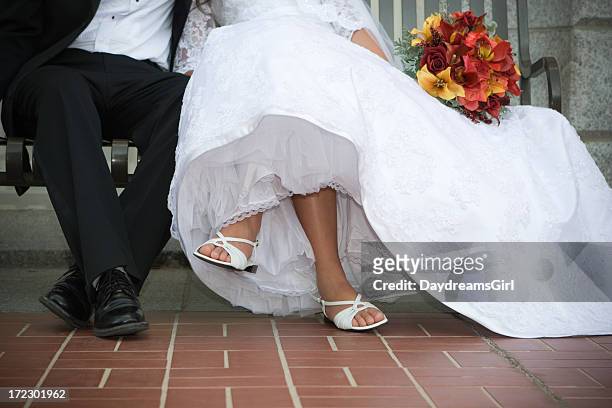 bride and groom legs - petticoat stockfoto's en -beelden