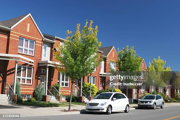 erstklassigen umgebung - mittelschicht-stereotypen stock-fotos und bilder