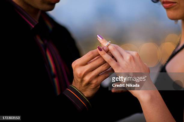 marriage proposal - couple au lit stockfoto's en -beelden