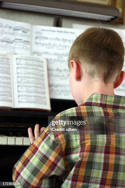 piano-jungen - keyboard musical instrument child stock-fotos und bilder