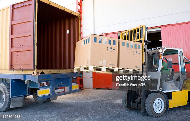 carrello elevatore a forca con scatole da aprire camion - caricare attività foto e immagini stock