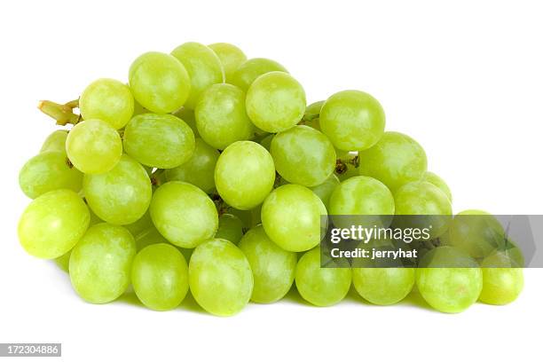 bunch of green grapes laying - witte druif stockfoto's en -beelden