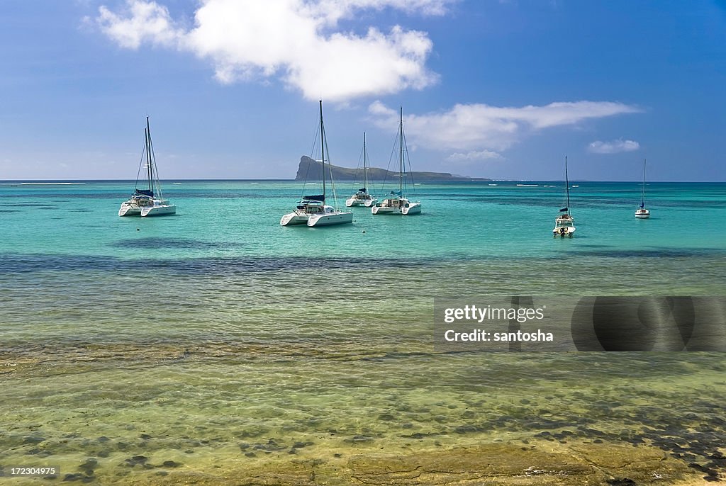 Groupe de bateau à voile dans l'eau turquoise