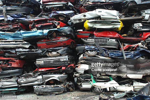 sucata de automóveis em uma pilha - sucata imagens e fotografias de stock