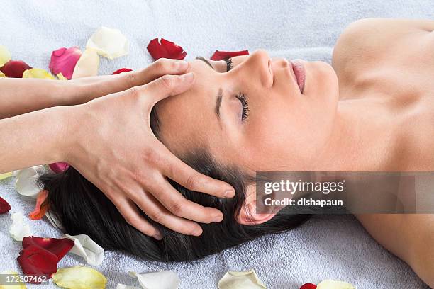 brunette vous un massage de la tête dans le spa salon - white rose flower spa photos et images de collection