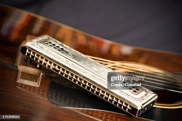 spielt die blues - harmonica stock-fotos und bilder