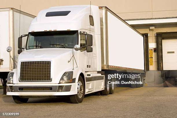 semi truck at loading dock - loading dock 個照片及圖片檔