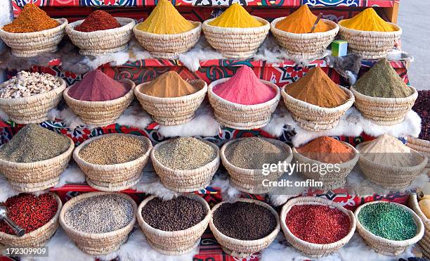 an egyptian spice market with baskets full of spice - egypt sharm el sheikh stockfoto's en -beelden