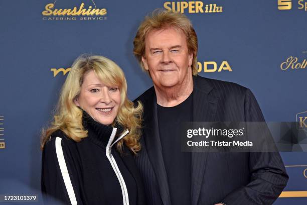 Donnice Pierce and Howard Carpendale attend the Goldene Henne awards 2023 at Media City on October 13, 2023 in Leipzig, Germany.