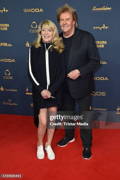 Donnice Pierce and Howard Carpendale attend the Goldene Henne awards 2023 at Media City on October 13, 2023 in Leipzig, Germany.