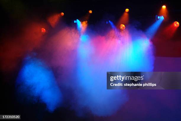 multicolored red, blue and pink stage lights with fog - spotlicht elektrisch licht stockfoto's en -beelden