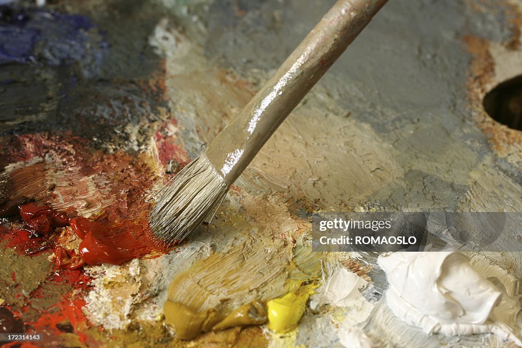 Vermelho Pincel com tinta a Óleo em uma paleta de cores clássico