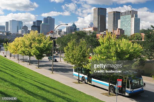 urban öffentlichen verkehrsmittel: bus in montreal - montréal stock-fotos und bilder