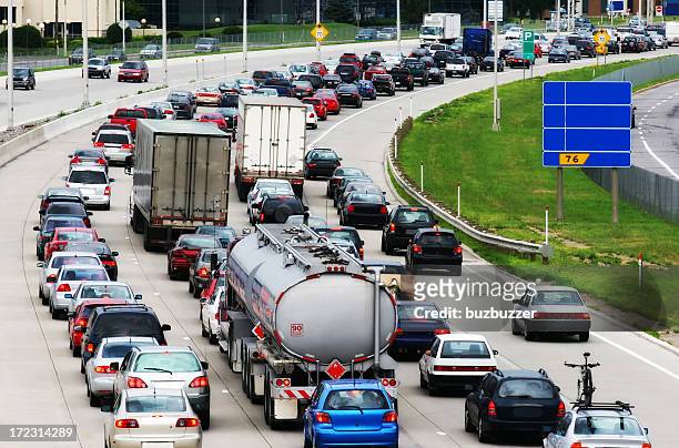 starker verkehr auf montreal urban highway - car emissions stock-fotos und bilder