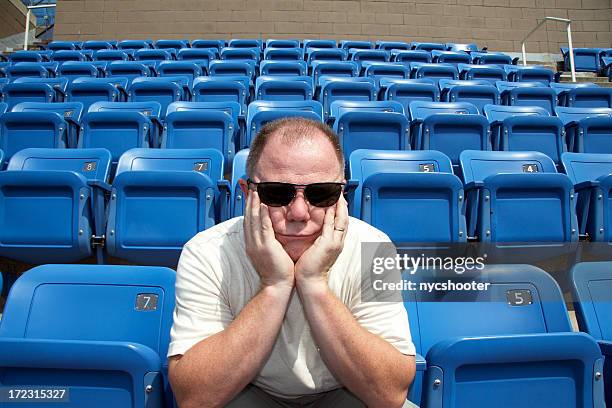 disappointed sports fan - finale wedstrijd stockfoto's en -beelden