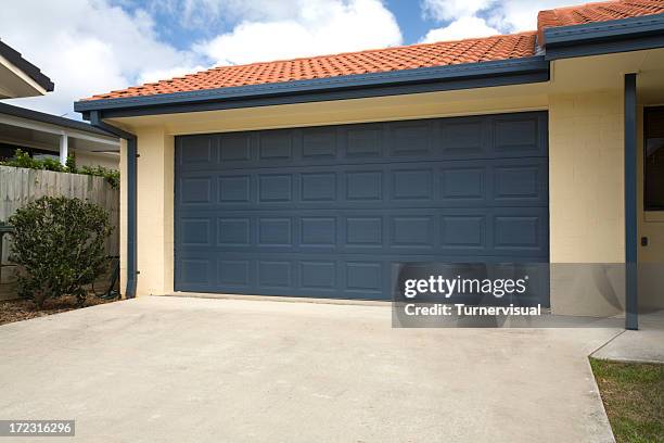 puerta del garaje - home garage no people fotografías e imágenes de stock