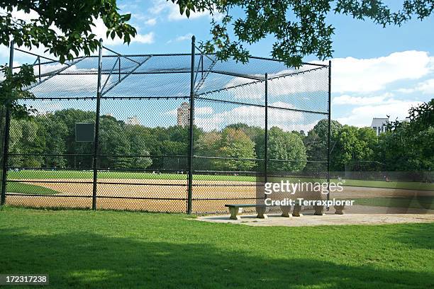 an empty softball field in central park, ny - baseball diamond stockfoto's en -beelden