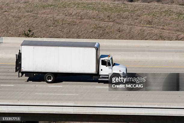 camión de las mudanzas - camión de las mudanzas fotografías e imágenes de stock