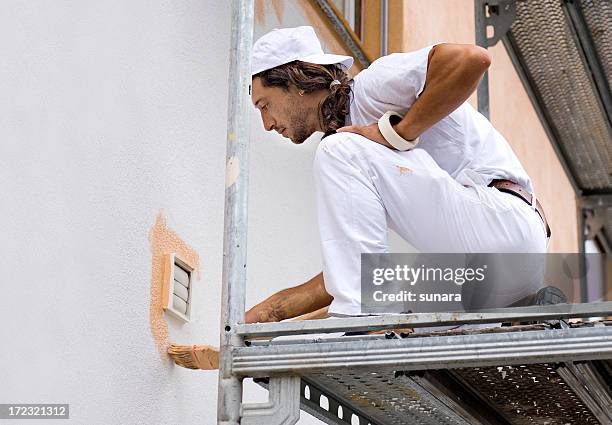 mann bei der arbeit - gebäudefront stock-fotos und bilder