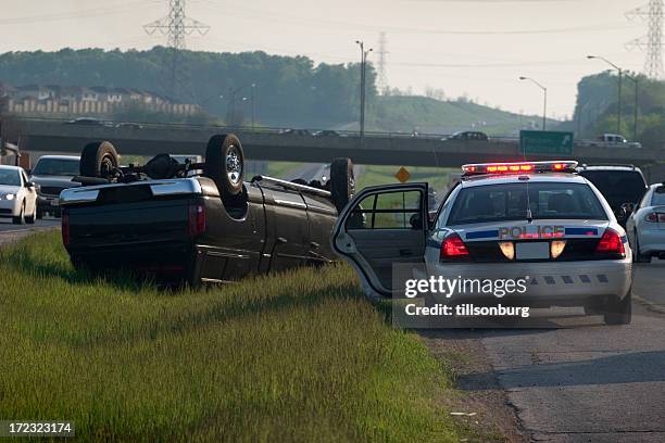 accidente accidente camión - coche de policía fotografías e imágenes de stock