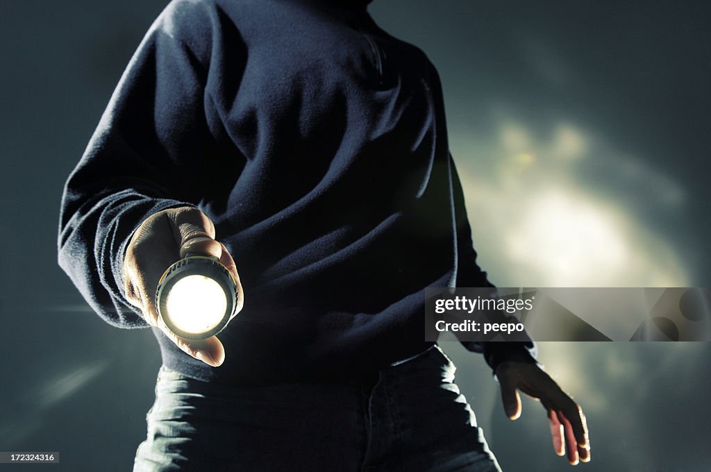 Homem com Tocha durante a noite