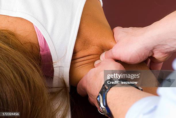 hands giving physical therapy on a woman's shoulder - pressure point 個照片及圖片檔