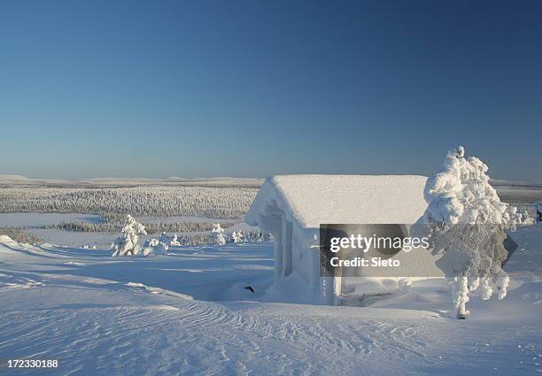 frozen cabin with snow and trees - swedish lapland bildbanksfoton och bilder