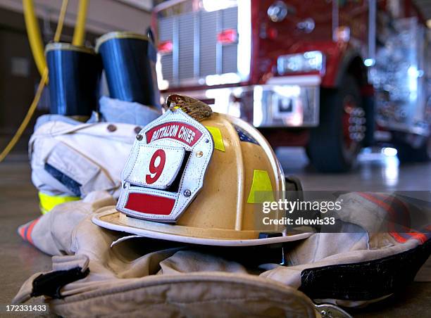 beinhaltet ausrüstung - firefighter's helmet stock-fotos und bilder