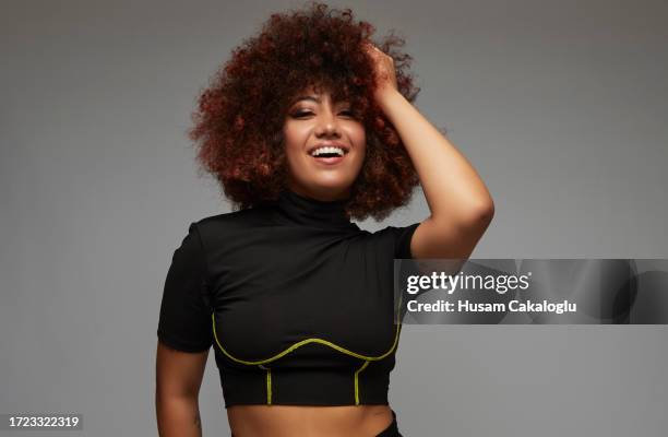portrait d’une jeune femme métisse aux cheveux bouclés et gonflés. - cheveux volumineux photos et images de collection