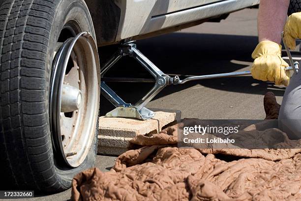 fixing flat tire - vrachtwagen banden stockfoto's en -beelden