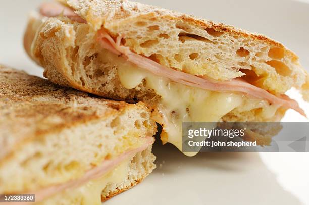 ハムとチーズのトーストしたチャバタ - チャバッタ ストックフォトと画像