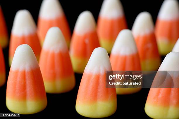 filas de caramelos corns sobre fondo negro - gominola en forma de maíz fotografías e imágenes de stock