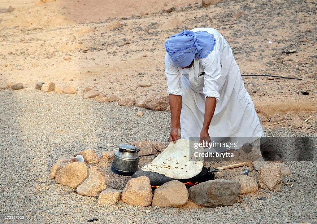 Bedouin Backen Brot auf heißen Steinen, Wüste Sinai, Ägypten