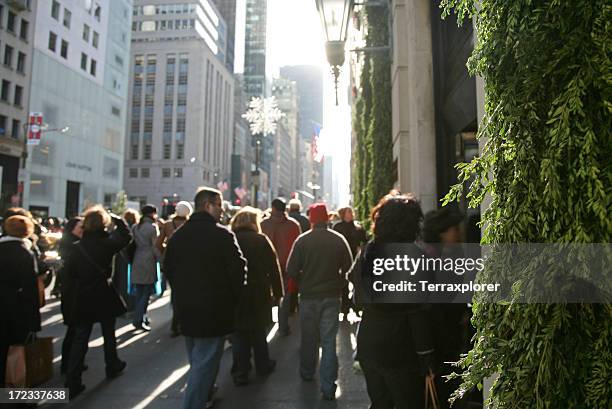 holiday crowd walking on fifth avenue - christmas newyork stock pictures, royalty-free photos & images