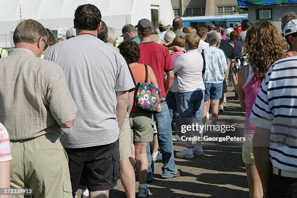 schlange bilden - menschenreihe stock-fotos und bilder