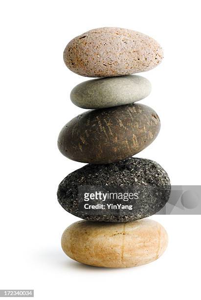 balance stapel von kiesel, buddhistischen zen stein auf weißem hintergrund - steine balance stock-fotos und bilder