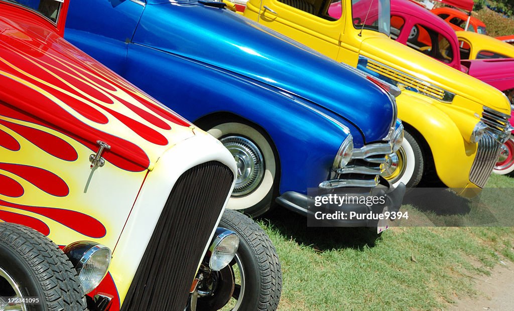 Ligne de Streetrod et Hotrod voitures au salon de l'auto